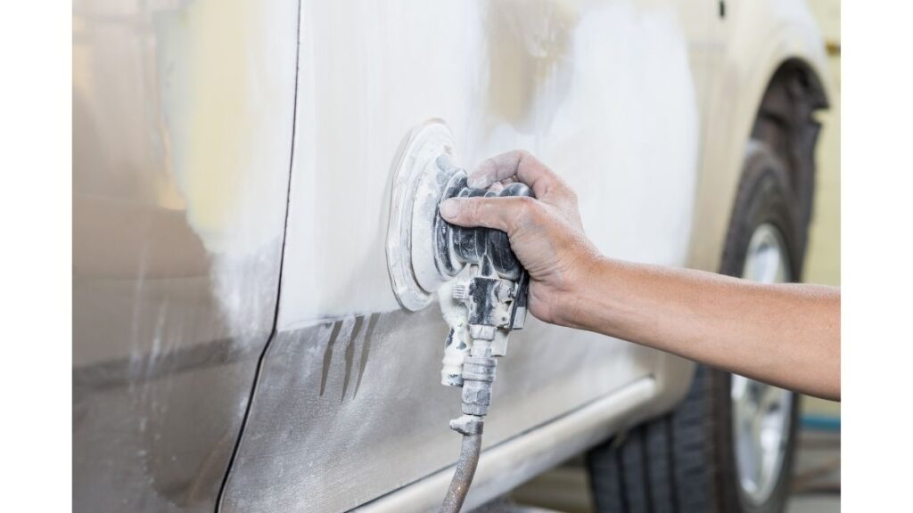 Lixamento de massa poliéster na preparação da pintura automotiva